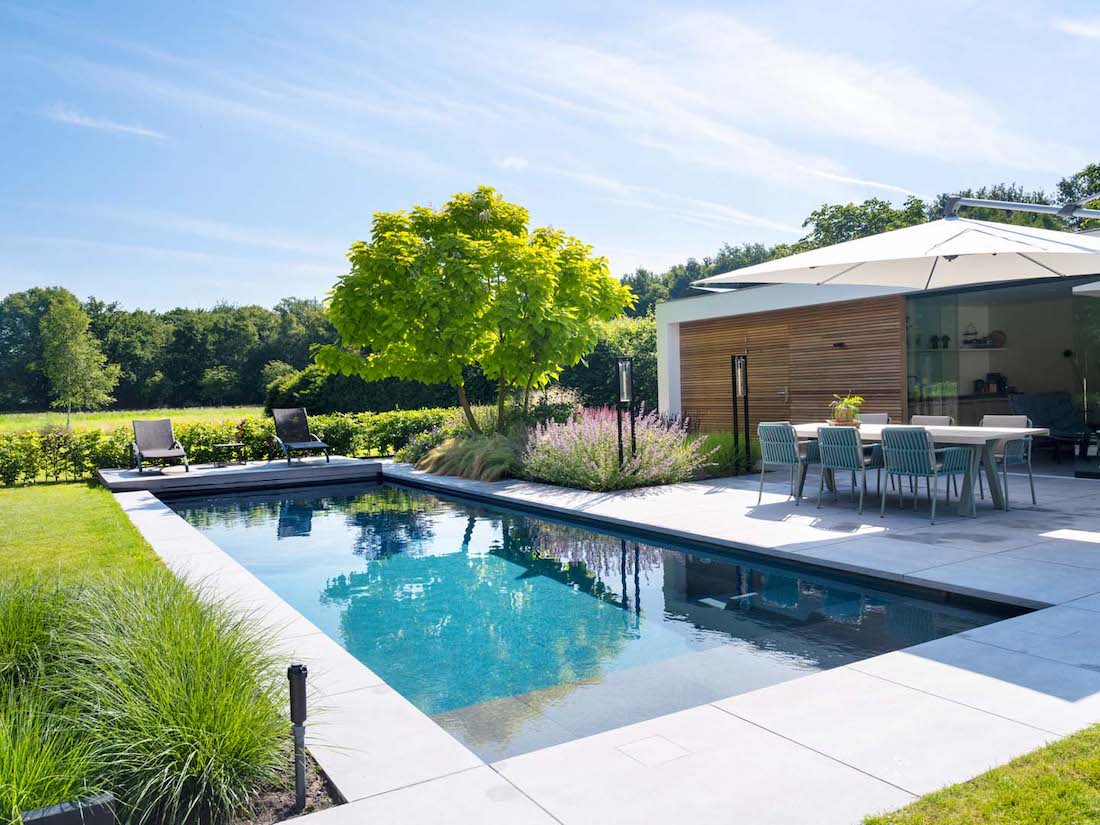 FotoCreëer jouw eigen privéparadijs in de achtertuin met een eigen zwembad